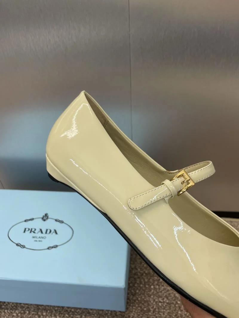 Prada Low Shoes Snug 35107