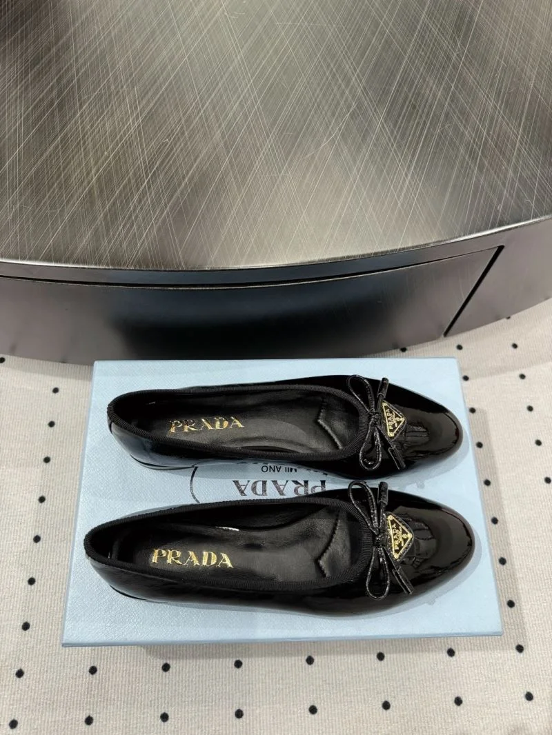 Sophisticated Prada Low Shoes 35095