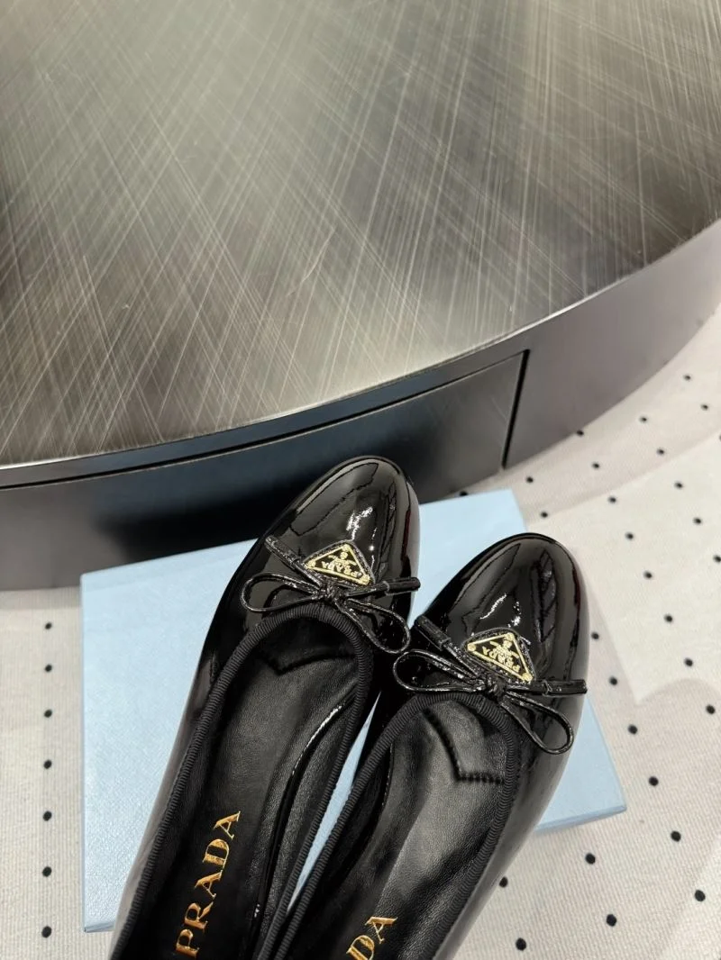 Sophisticated Prada Low Shoes 35095