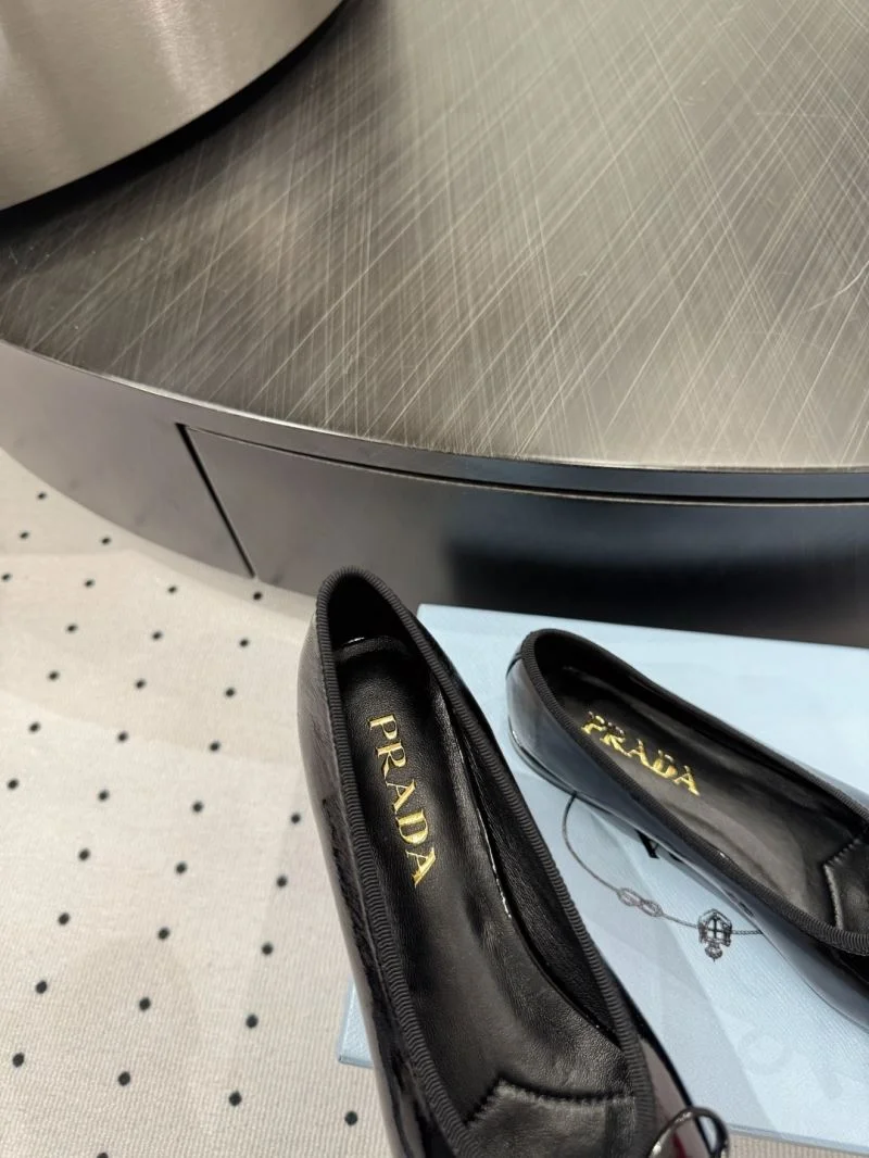 Sophisticated Prada Low Shoes 35095