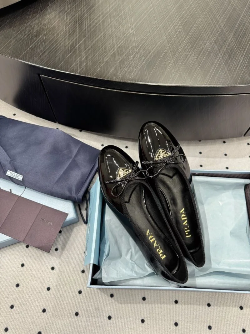 Sophisticated Prada Low Shoes 35095