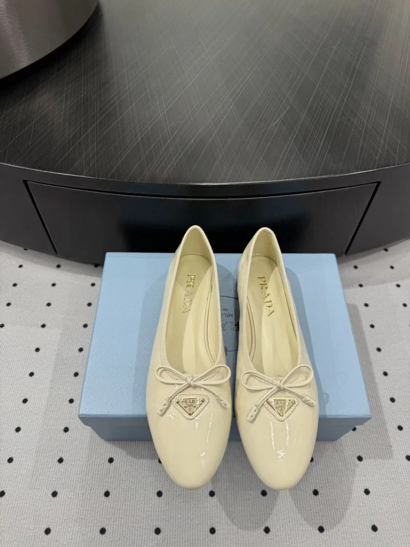 Sleek Prada Low Shoes 35093