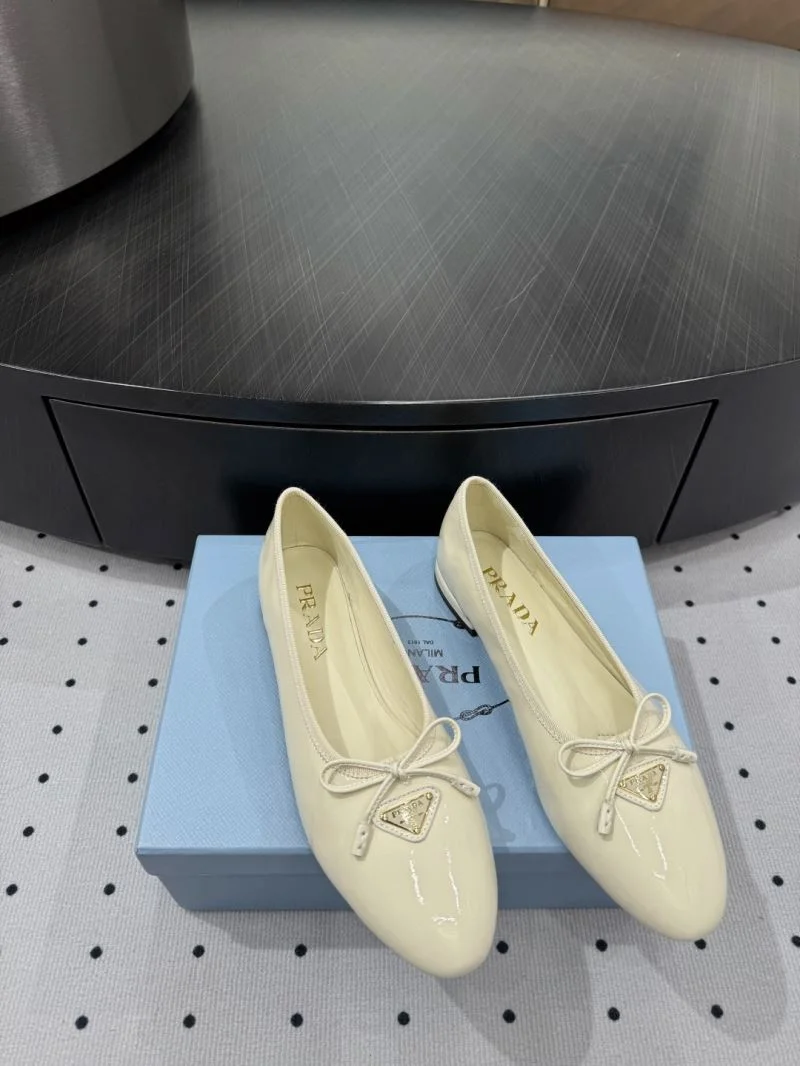 Sleek Prada Low Shoes 35093