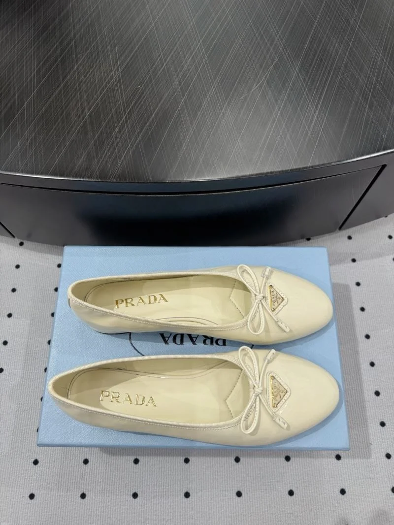 Sleek Prada Low Shoes 35093