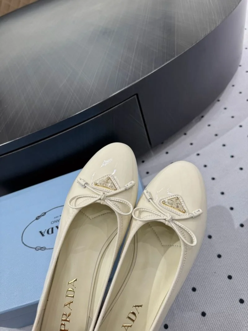 Sleek Prada Low Shoes 35093