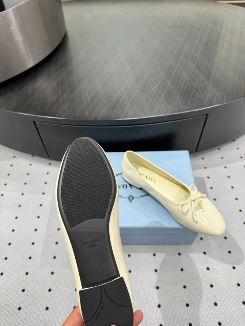 Sleek Prada Low Shoes 35093