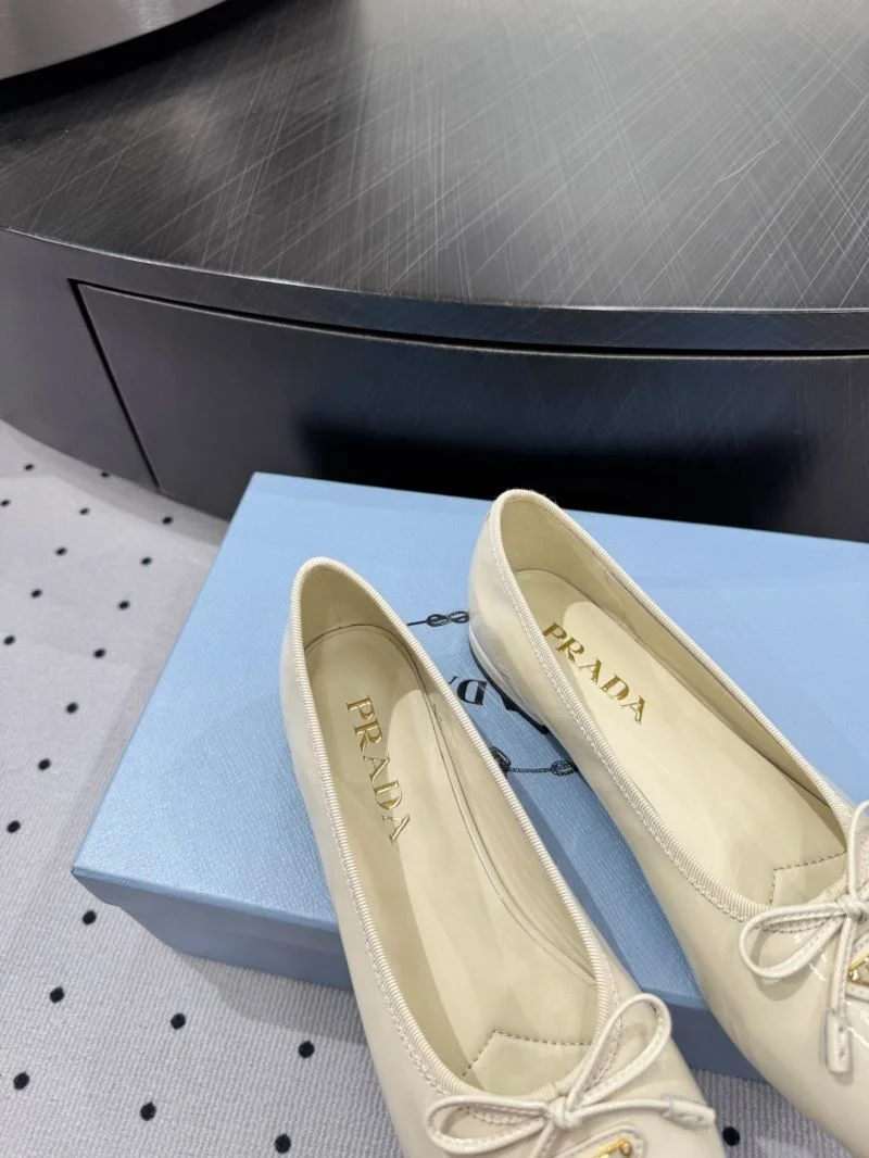Sleek Prada Low Shoes 35093