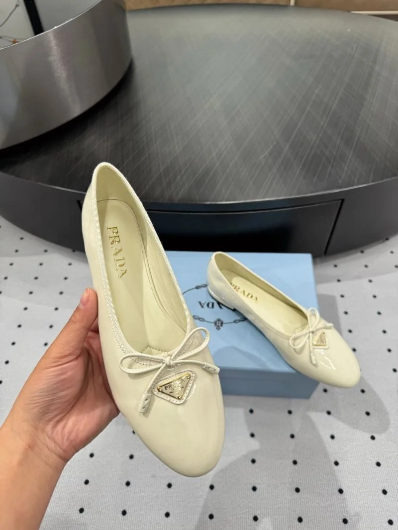 Sleek Prada Low Shoes 35093