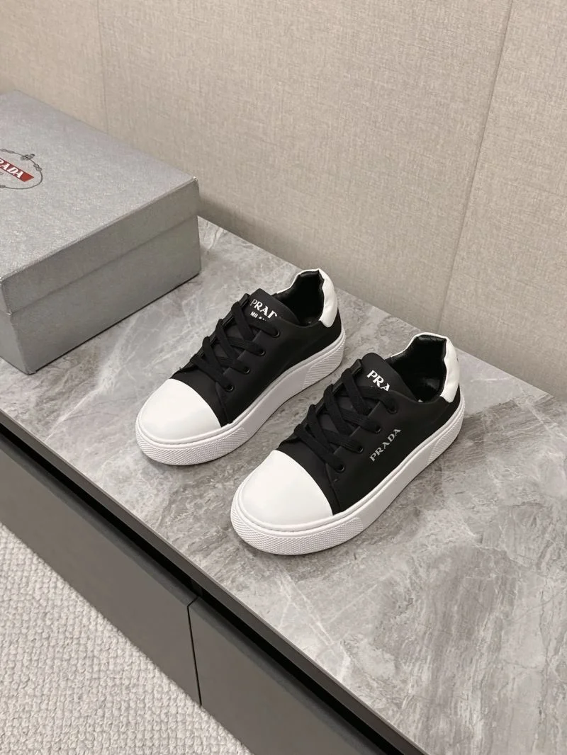 Elegant Prada Low Shoes 35091
