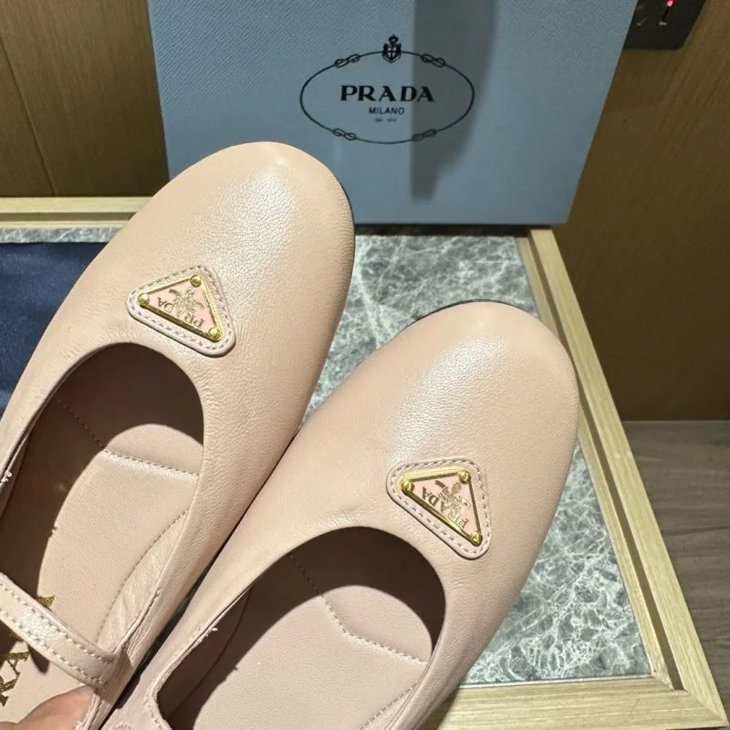 Modern Prada Low Shoes 34838