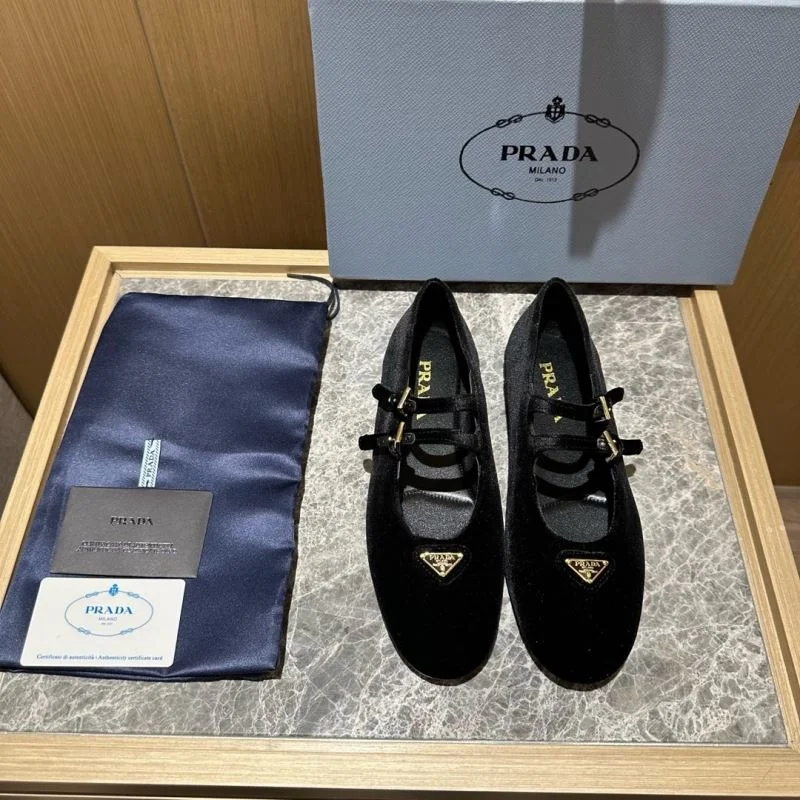 Prada Low Shoes Classic 34842