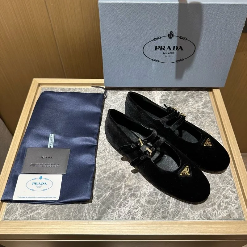 Prada Low Shoes Classic 34842