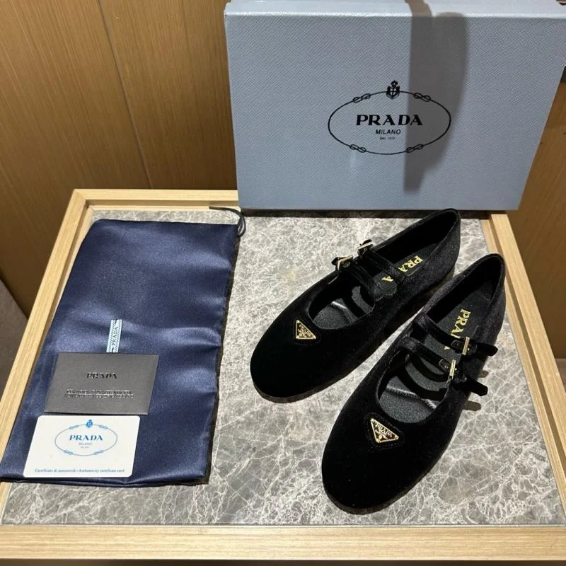Prada Low Shoes Classic 34842