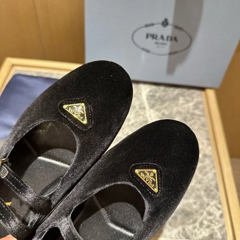 Prada Low Shoes Classic 34842