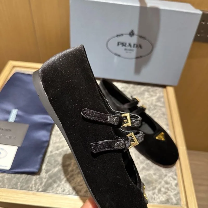 Prada Low Shoes Classic 34842