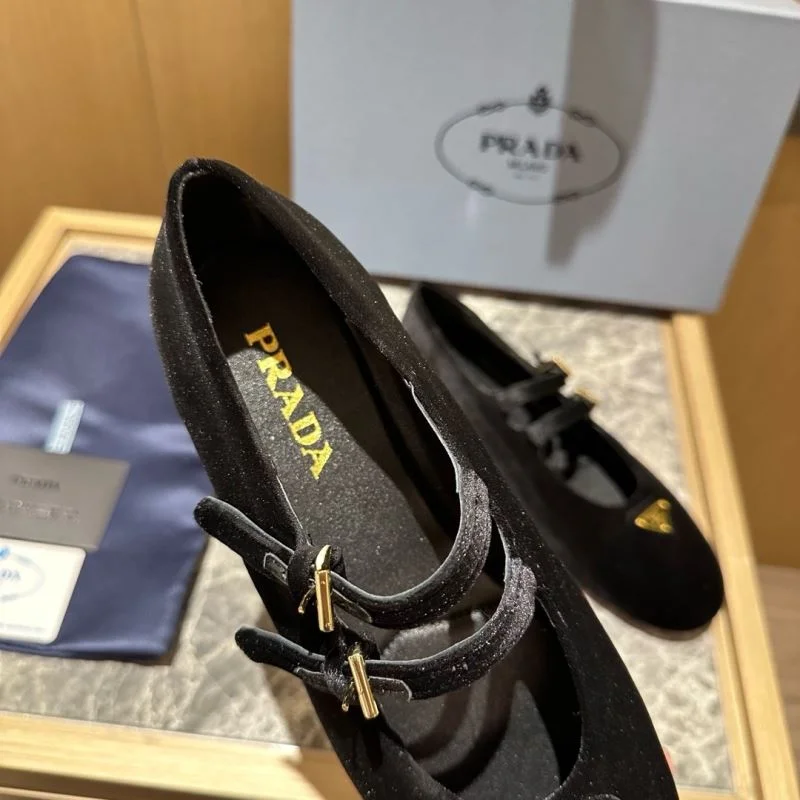 Prada Low Shoes Classic 34842