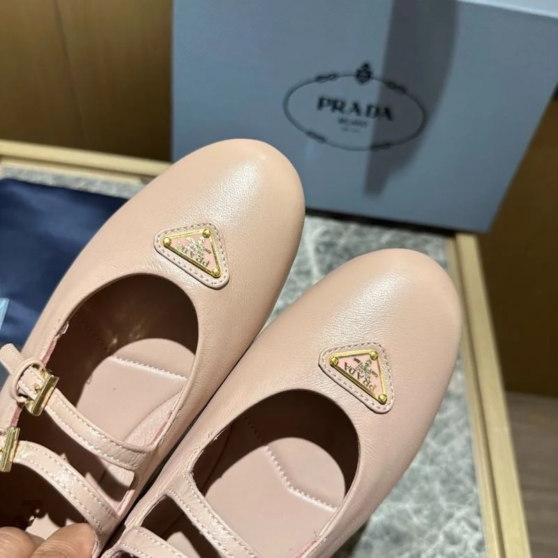 Snug Prada Low Shoes 34837