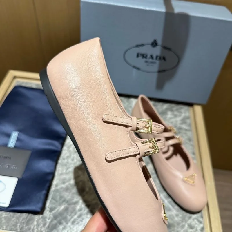Snug Prada Low Shoes 34837