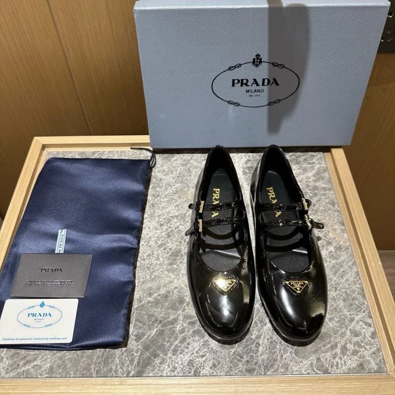 EyeCatching Prada Low Shoes 34825