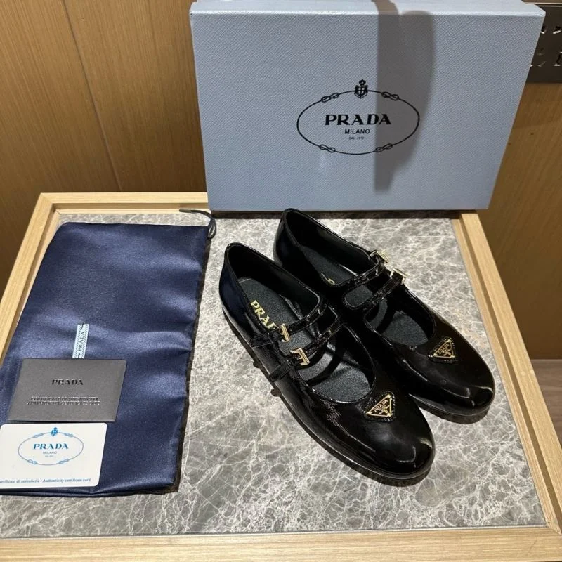 EyeCatching Prada Low Shoes 34825