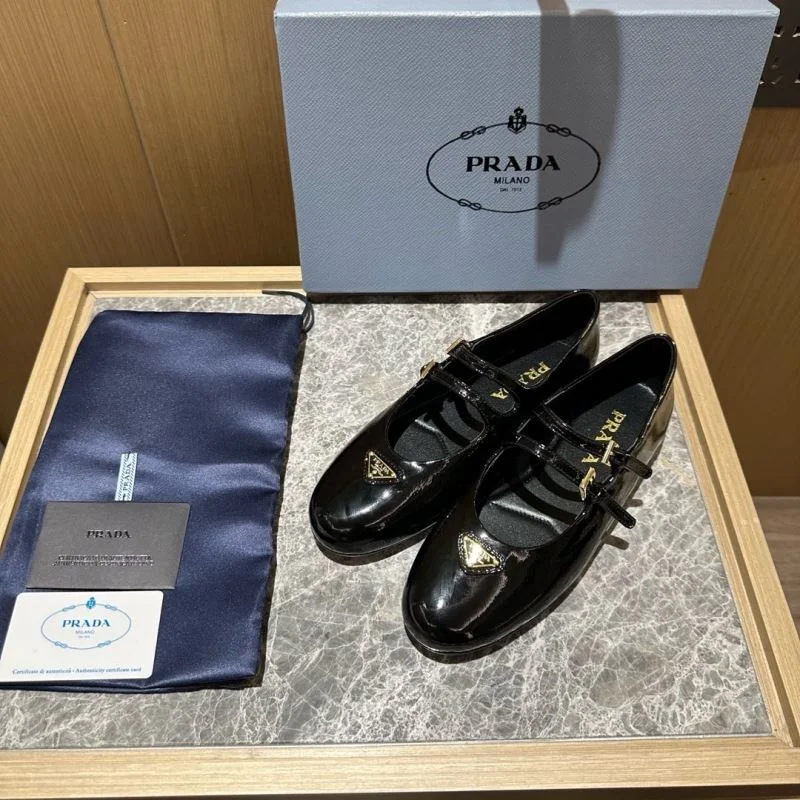 EyeCatching Prada Low Shoes 34825
