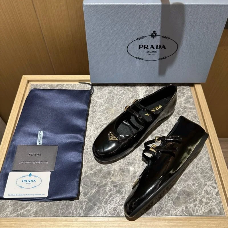 EyeCatching Prada Low Shoes 34825
