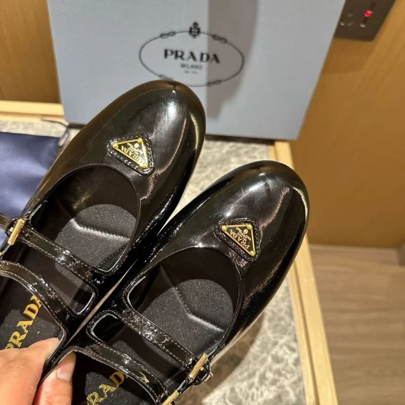 EyeCatching Prada Low Shoes 34825