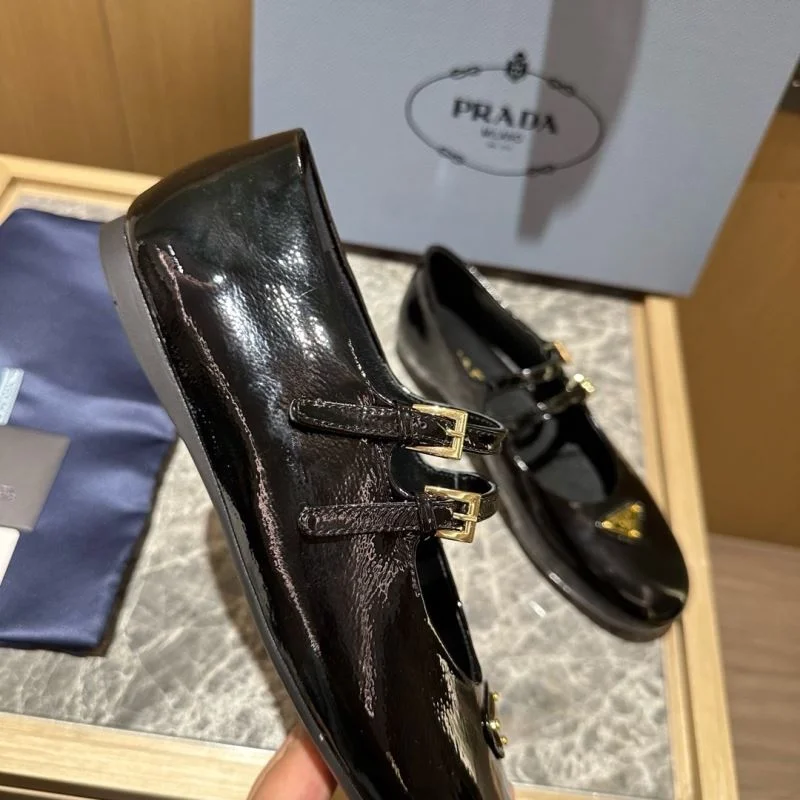 EyeCatching Prada Low Shoes 34825