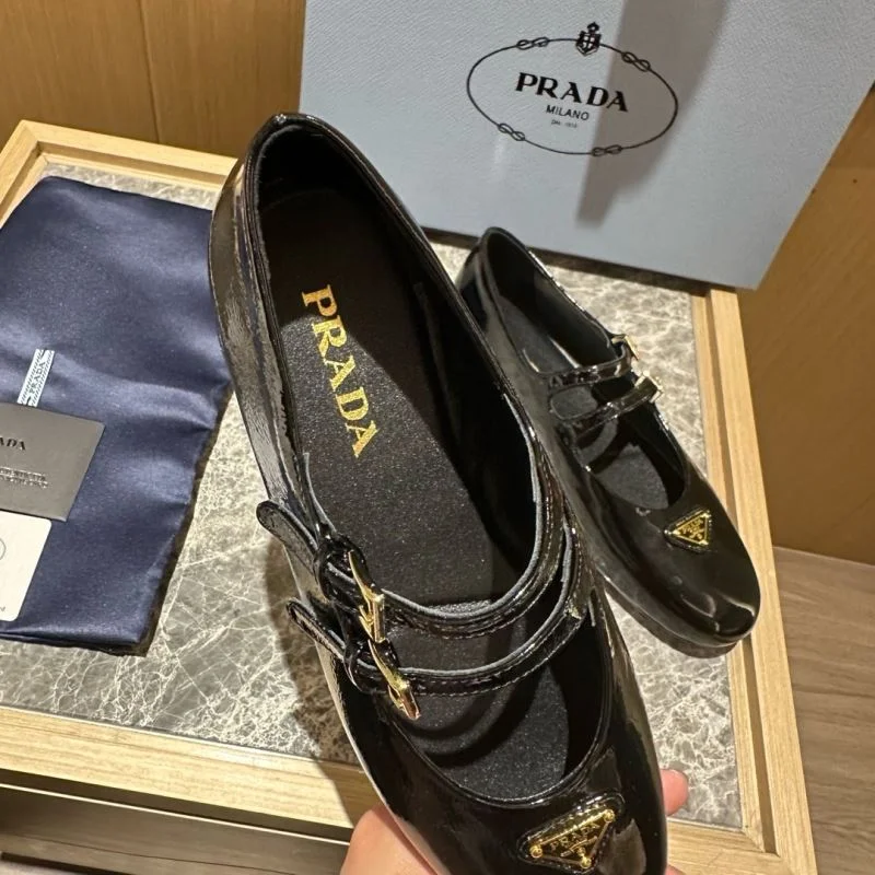EyeCatching Prada Low Shoes 34825
