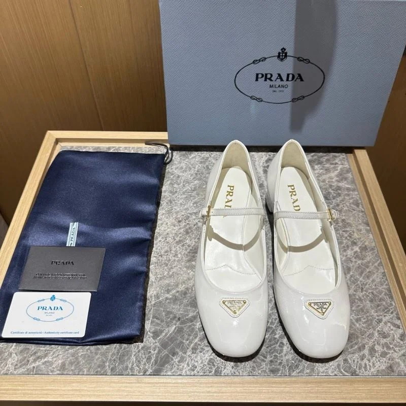 Durable Prada Low Shoes 34823