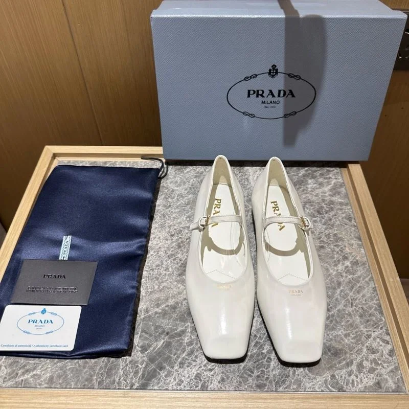 Durable Prada Low Shoes 34820