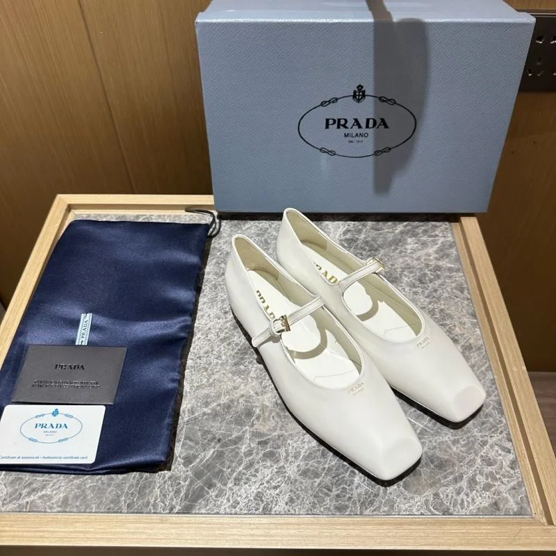 Durable Prada Low Shoes 34820