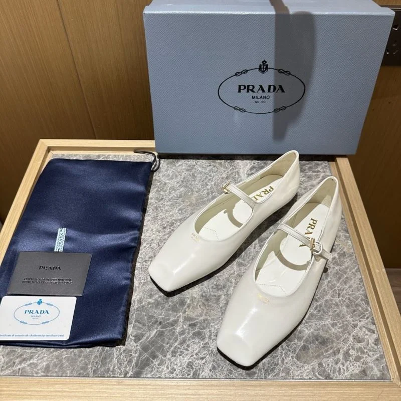 Durable Prada Low Shoes 34820
