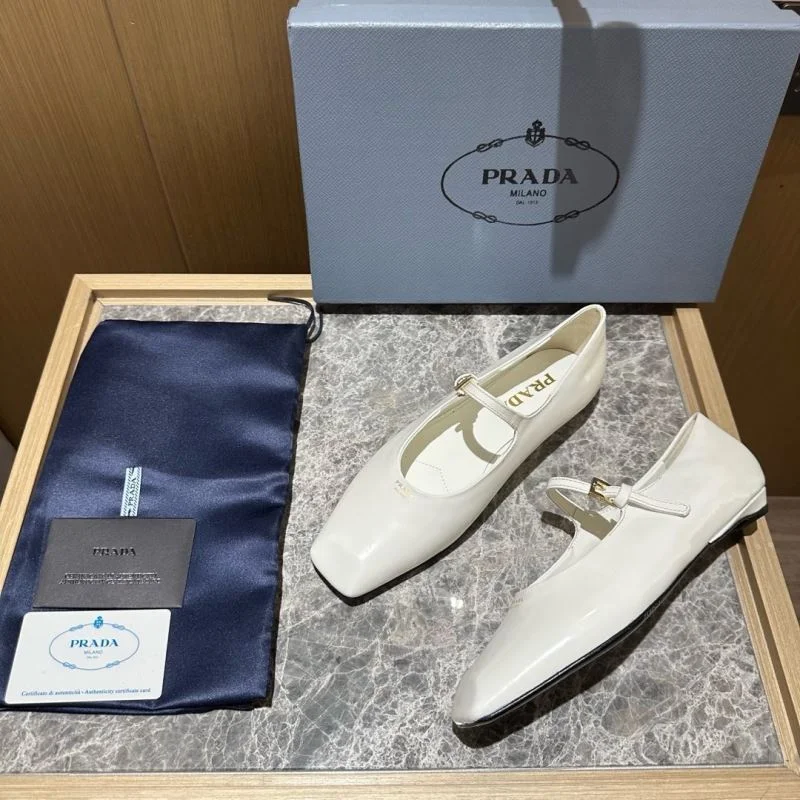 Durable Prada Low Shoes 34820