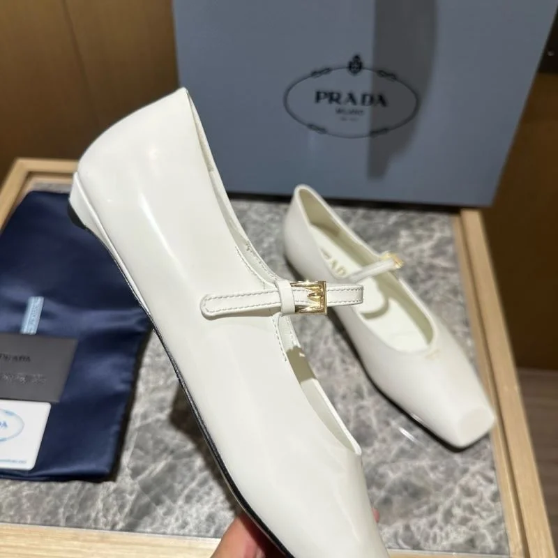 Durable Prada Low Shoes 34820