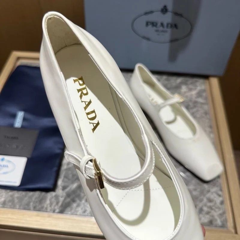 Durable Prada Low Shoes 34820