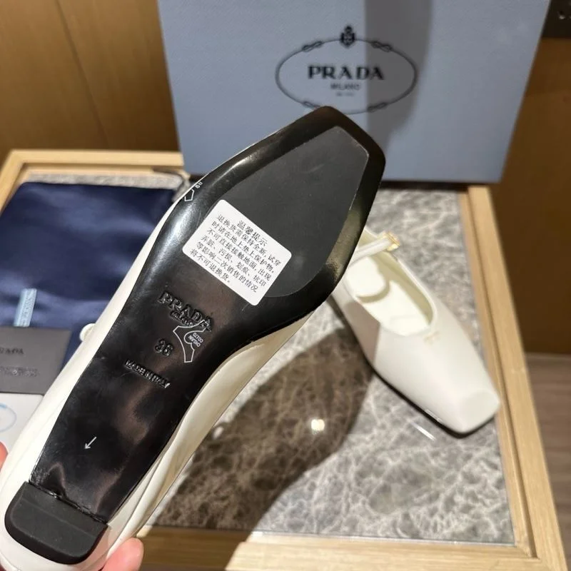 Durable Prada Low Shoes 34820
