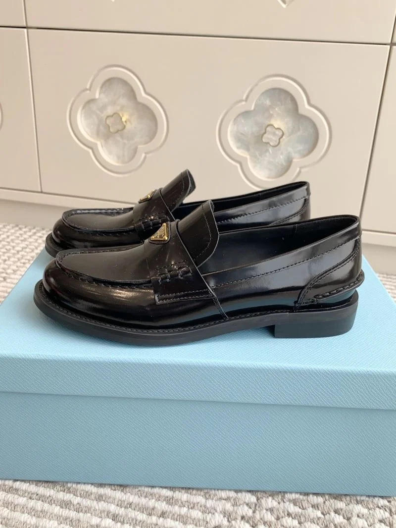 Trendsetting Prada Low Shoes 34819