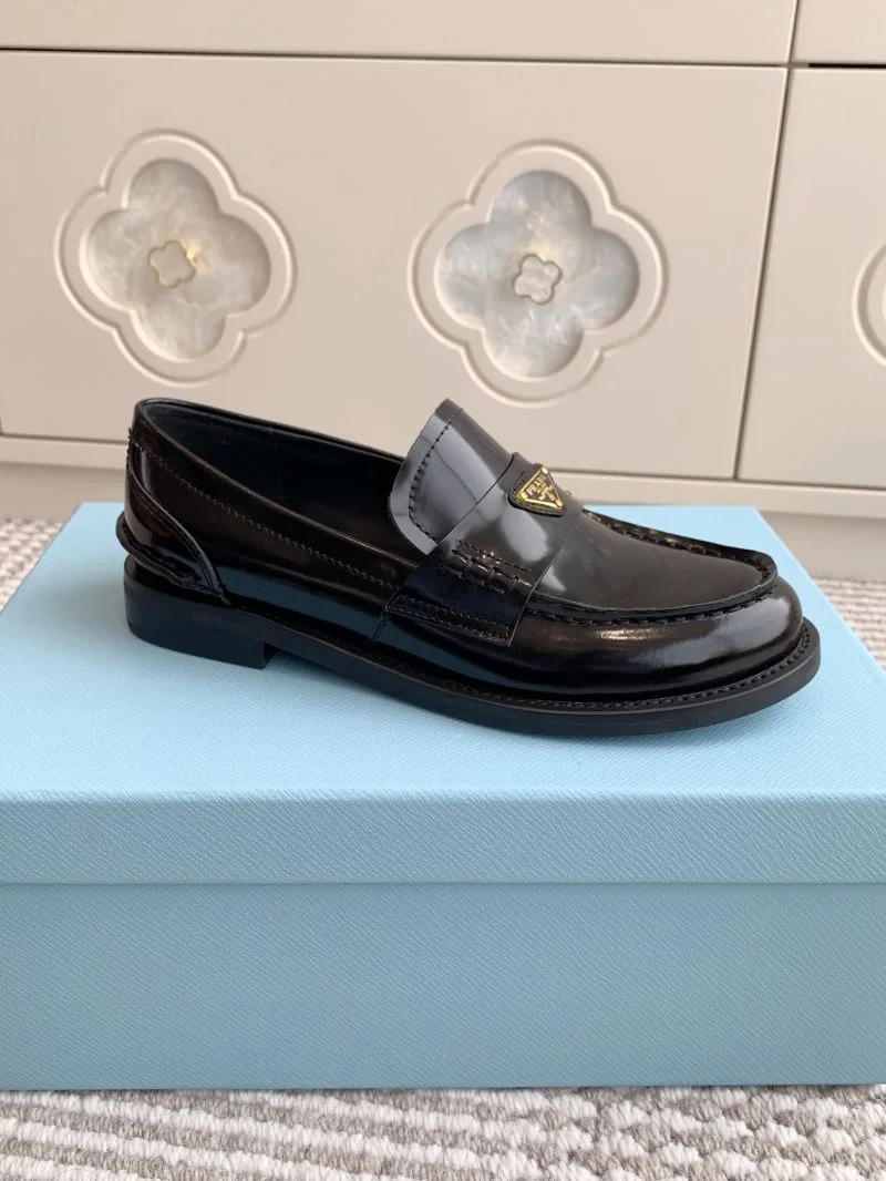 Trendsetting Prada Low Shoes 34819
