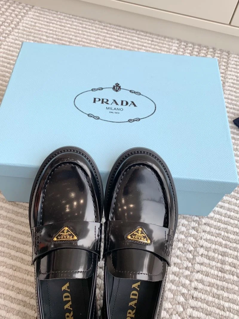 Trendsetting Prada Low Shoes 34819