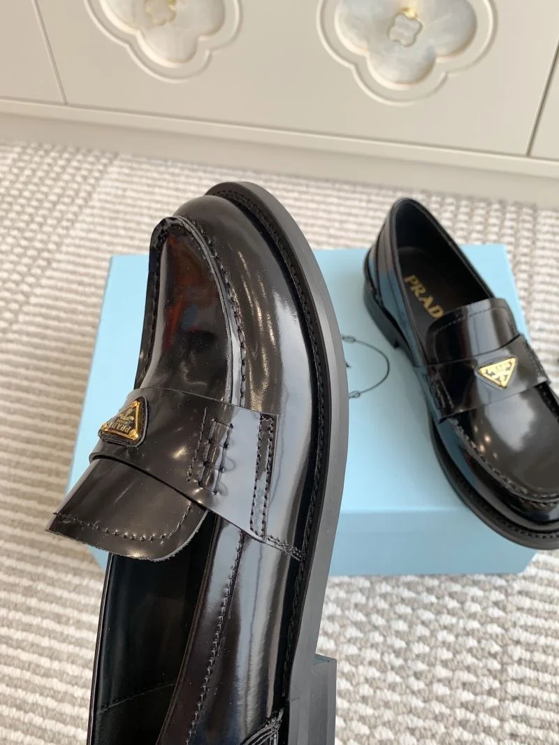 Trendsetting Prada Low Shoes 34819