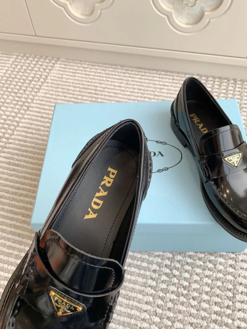 Trendsetting Prada Low Shoes 34819