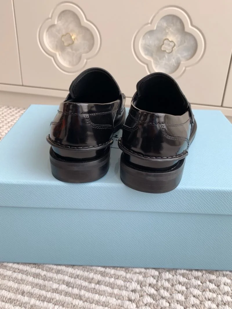 Trendsetting Prada Low Shoes 34819