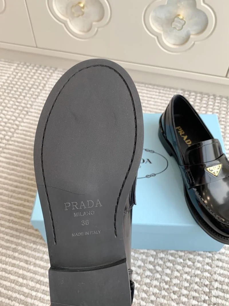 Trendsetting Prada Low Shoes 34819