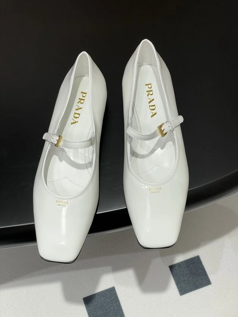 Timeless Prada Low Shoes 34813