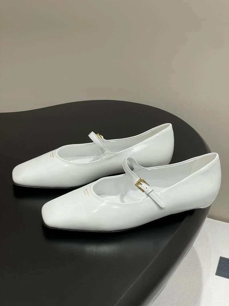 Timeless Prada Low Shoes 34813