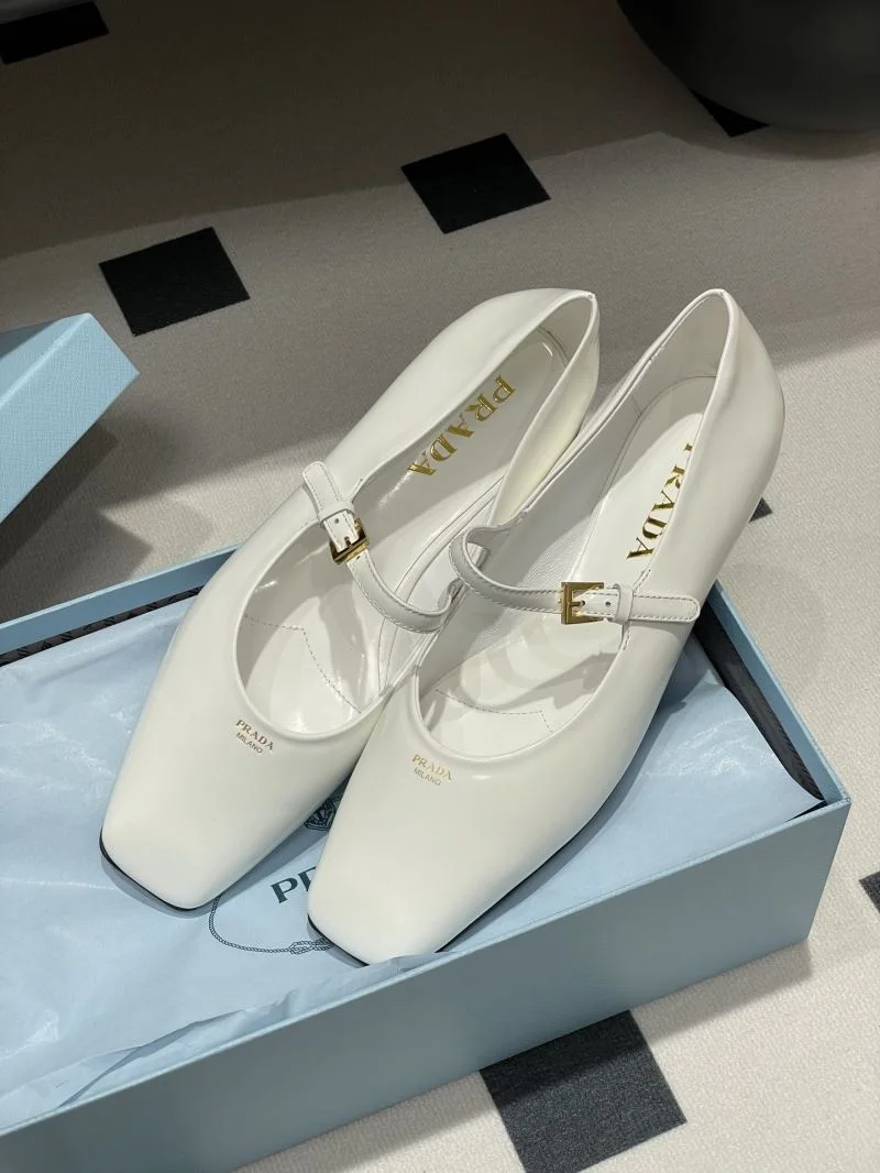 Timeless Prada Low Shoes 34813