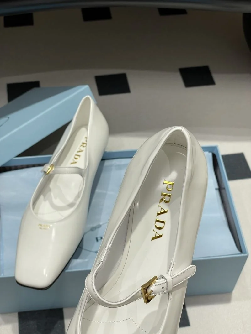 Timeless Prada Low Shoes 34813