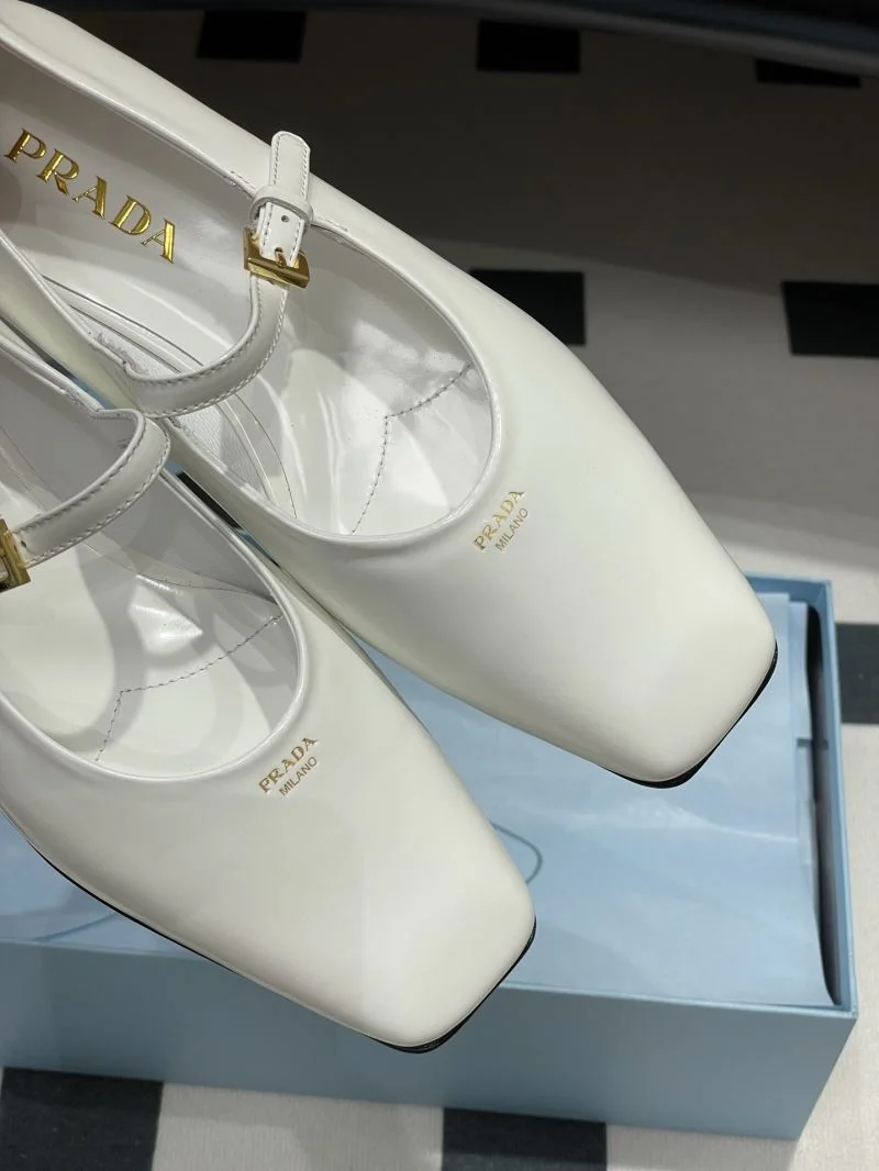 Timeless Prada Low Shoes 34813