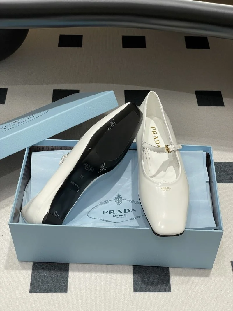 Timeless Prada Low Shoes 34813